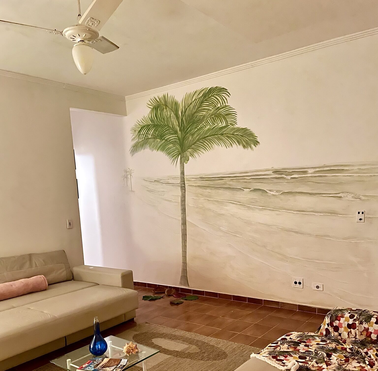 Foto de uma parede com a pintura artística de uma praia criada por Mr Marlon