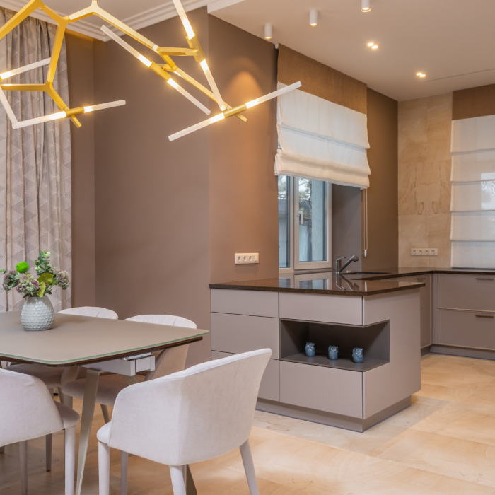 Cozinha americana com paredes pintadas de marrom nude