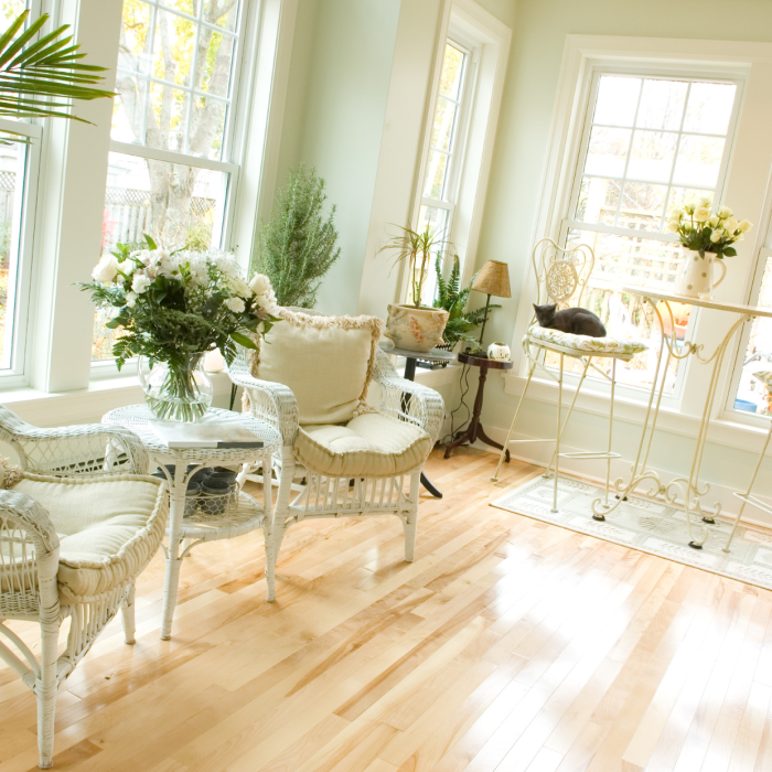 Restaurante elegante e charmoso com paredes pintadas de verde claro